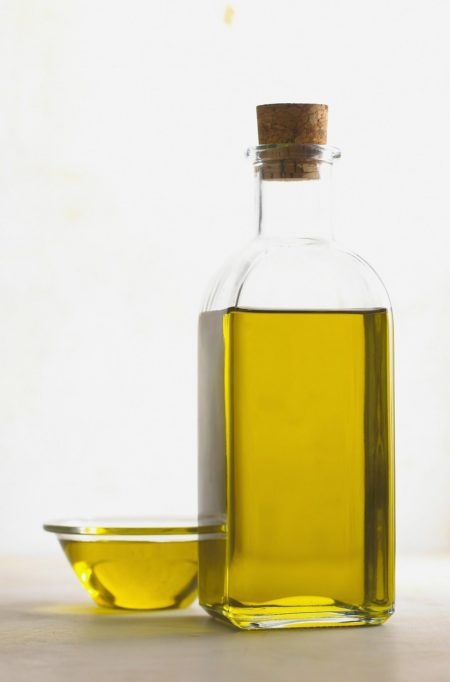 Natives Olivenöl Extra in der Glasflasche.