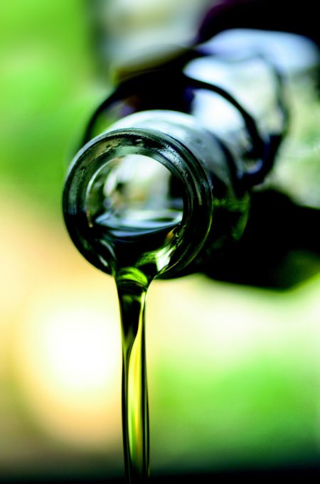 Оливковое масло первого холодного отжима Extra Virgin в стеклянной бутылке.